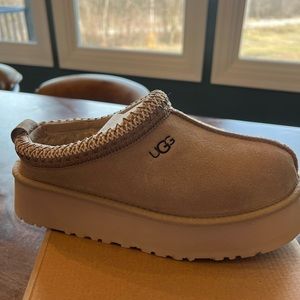 Ugg Tazz Platform Slippers—-Mustard Seed. Size 6.